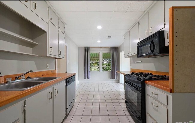 Building Photo - 10963 Lovett Rd