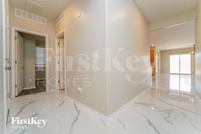 Foto del edificio - 7875 N Scholes Ave