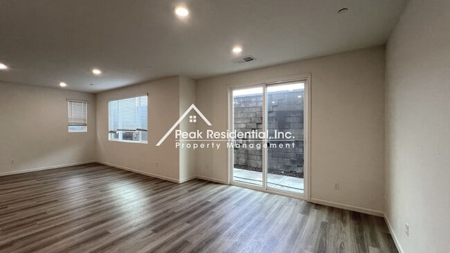 Building Photo - Beautiful Newer Folsom 4bd/2.5ba