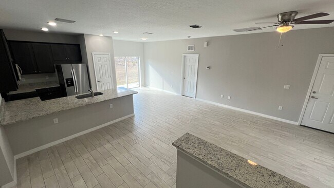 Foto del edificio - Stunning 3 Bedroom, 2 Bath Home in Palm Bay!