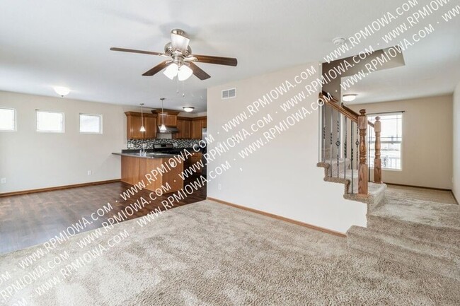 Building Photo - Commuter's Dream!!  3 Bedroom, 2.5 Bathroo...