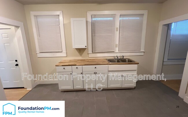 Foto del edificio - 1683 Walker Ave