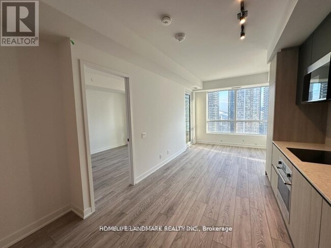 Building Photo - 108 Peter St