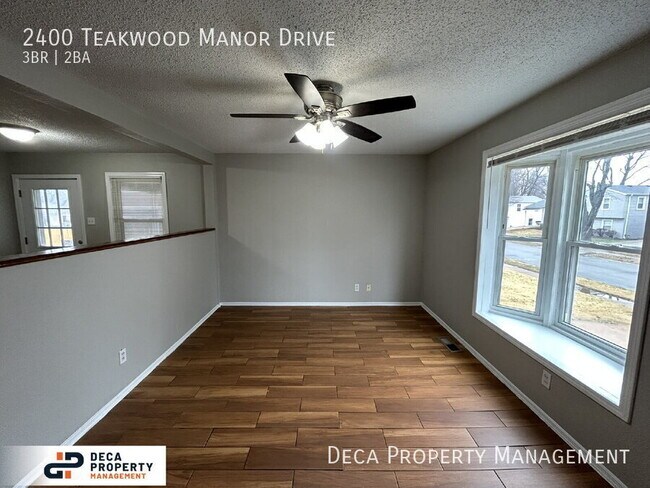 Foto del edificio - 2400 Teakwood Manor Dr