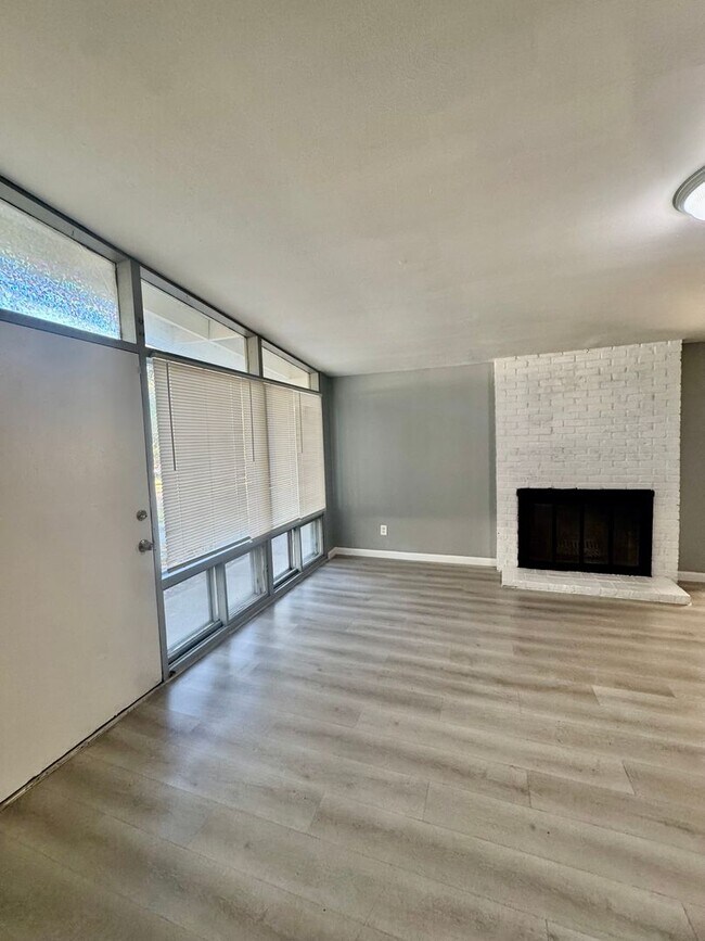 Building Photo - Don’t miss this opportunity!