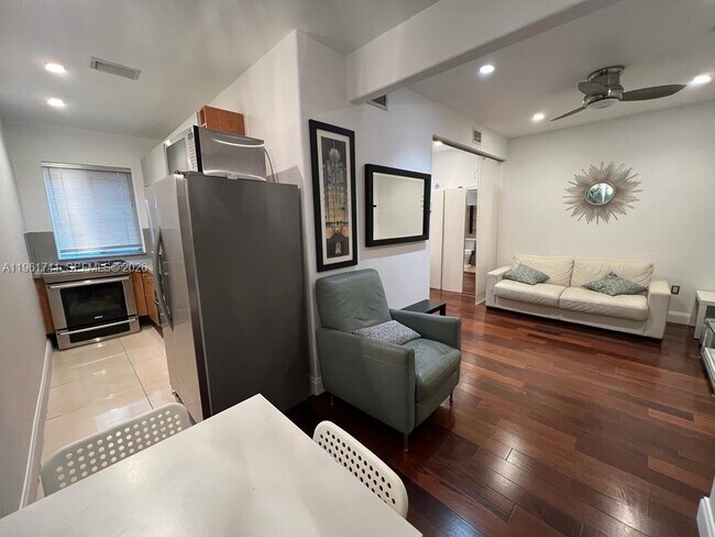 Building Photo - 526 15th St