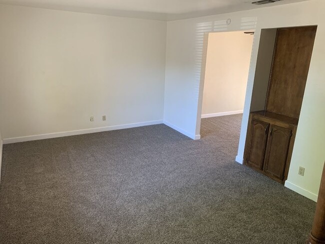 Building Photo - 2 Bed, 1.5 Bath Condo - centrally located ...