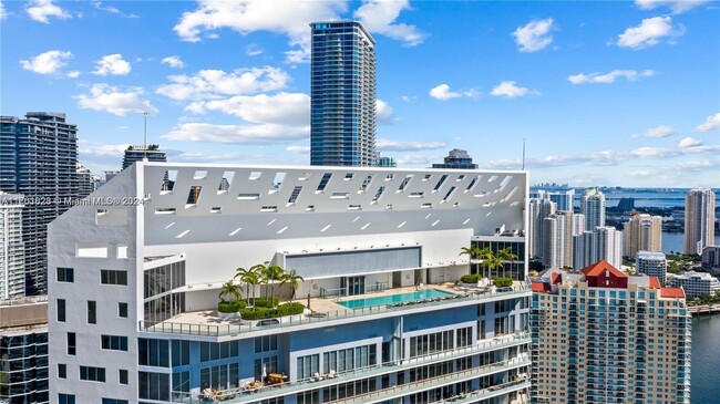 Foto del edificio - 1300 Brickell Bay Dr