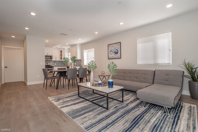 Building Photo - 4 br, 3.5 bath Duplex - 2631 South La Sall...