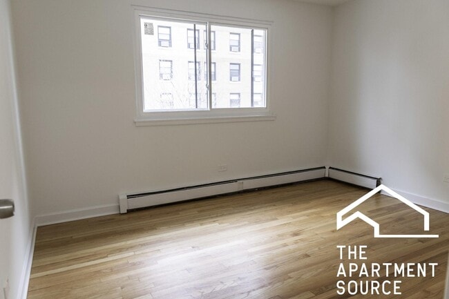 Building Photo - 6211 N Kenmore Ave