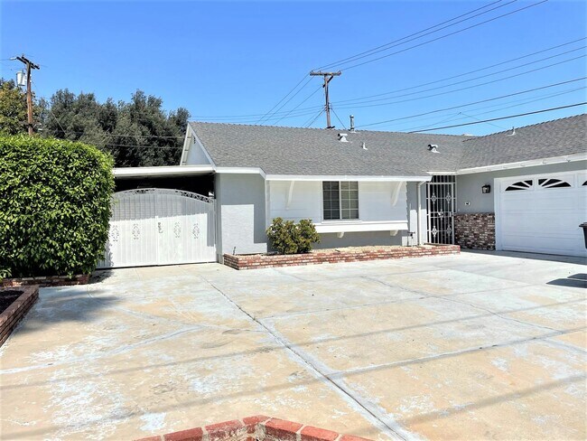 Building Photo - Adorable Riverside Single Story- Just in time for Summer!