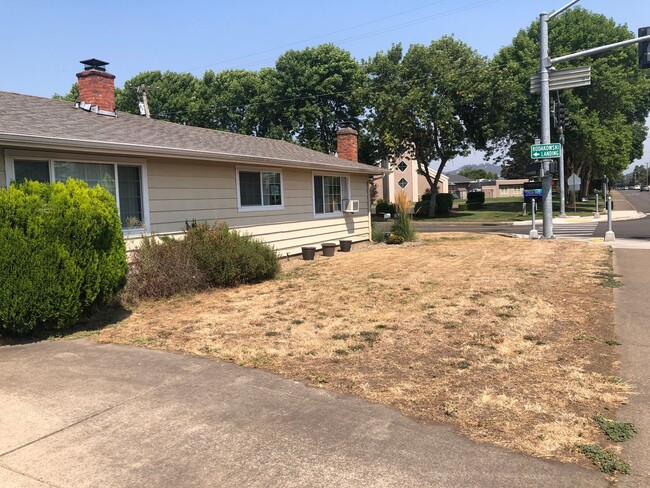 Building Photo - 2 bedroom 1 bathroom duplex with garage