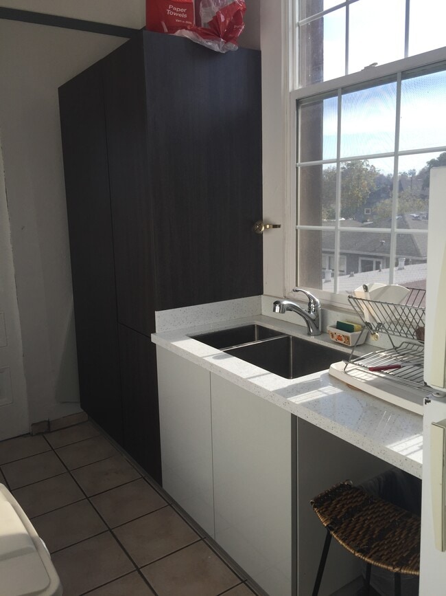 Photo - 128 N 10th St Apartments