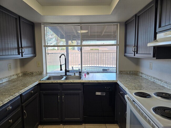 Foto del edificio - Beautiful 3 Bed 1.75 bath Corner lot, with...