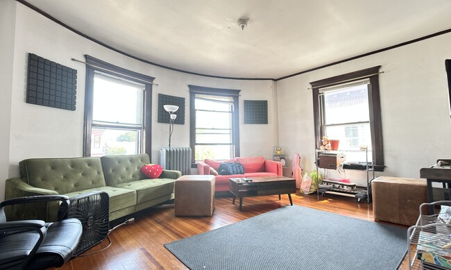 Building Photo - 319 Faneuil St