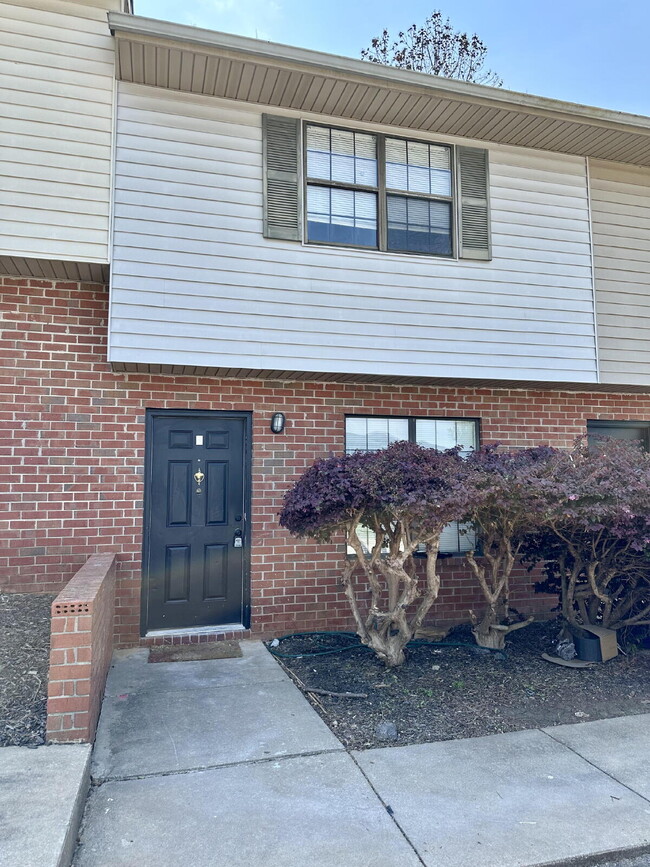 Building Photo - 3767 Oakwood Hills Dr