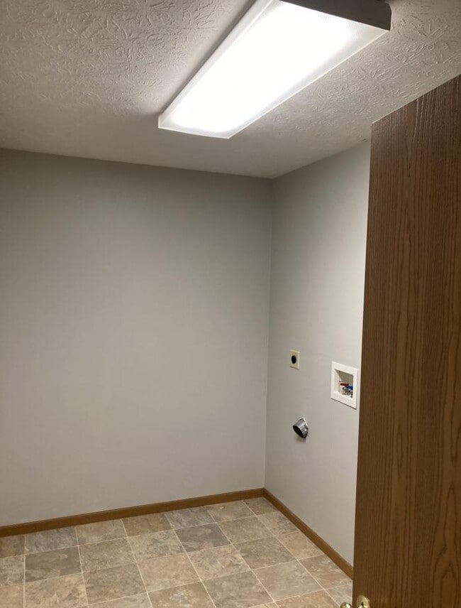 Building Photo - 2 bedroom in Piqua OH 45356