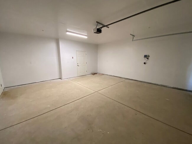 Building Photo - SE Visalia home coming soon !