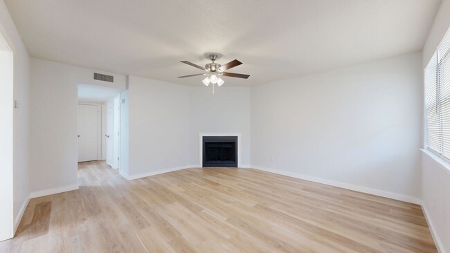 Building Photo - 509 E Beeline Ln