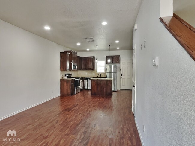Building Photo - 626 Picnic Ct