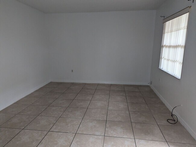 Foto del edificio - Palm Gardens - First Floor