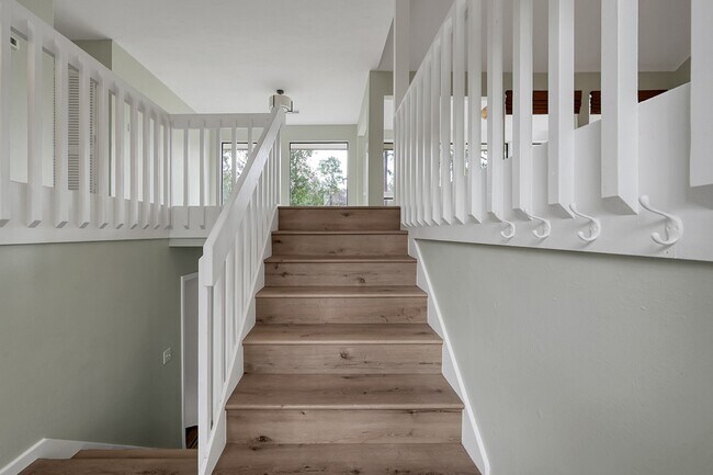 Building Photo - 2 Alladdin Ln