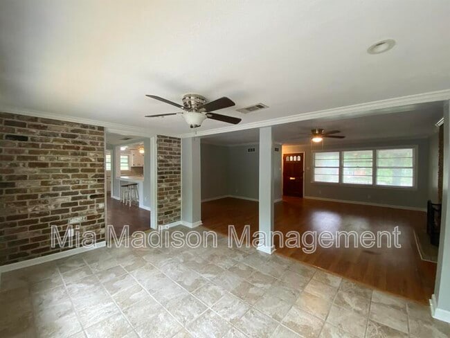 Building Photo - 228 Kensington Dr