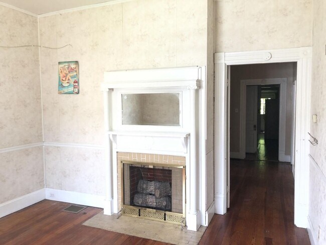 Building Photo - UK STUDENTS WELCOME! 5 Bedrooms, 2 Full Baths. UK CAMPUS ON WOODLAND AVE!