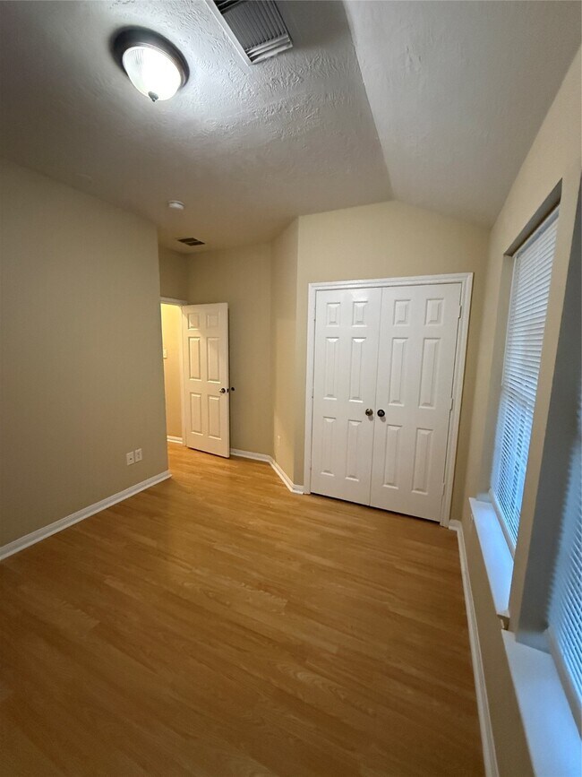 Foto del edificio - 22031 Falvel Dr