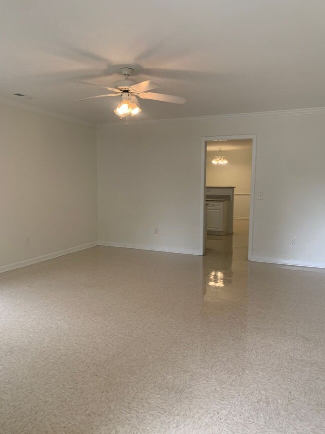 Building Photo - 3 Bedroom 2 Bath House on Avondale Availab...