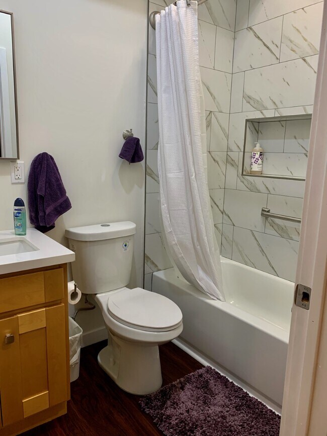 Full bathroom - 2830 Chadwick Cir