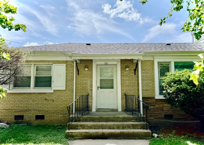 Building Photo - Private & Charming 2 Bed/1 Bath Ranch Styl...
