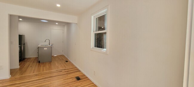 Building Photo - 600 N King Charles Rd
