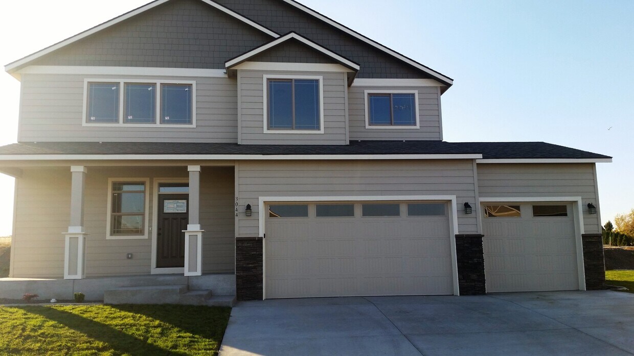 Foto principal - Four Bedroom Three Bath in Southridge!