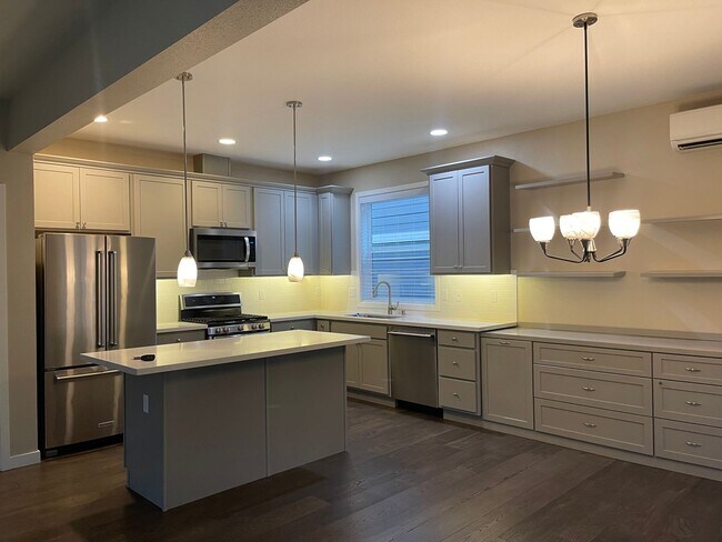 Building Photo - Lovely in town Kingston 4 bedroom home now...