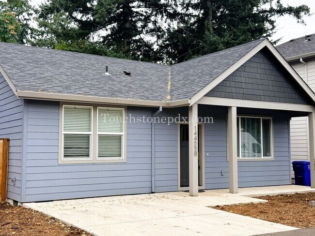 Building Photo - Luxury Meets Nature for this 2BD | 1BA Hom...