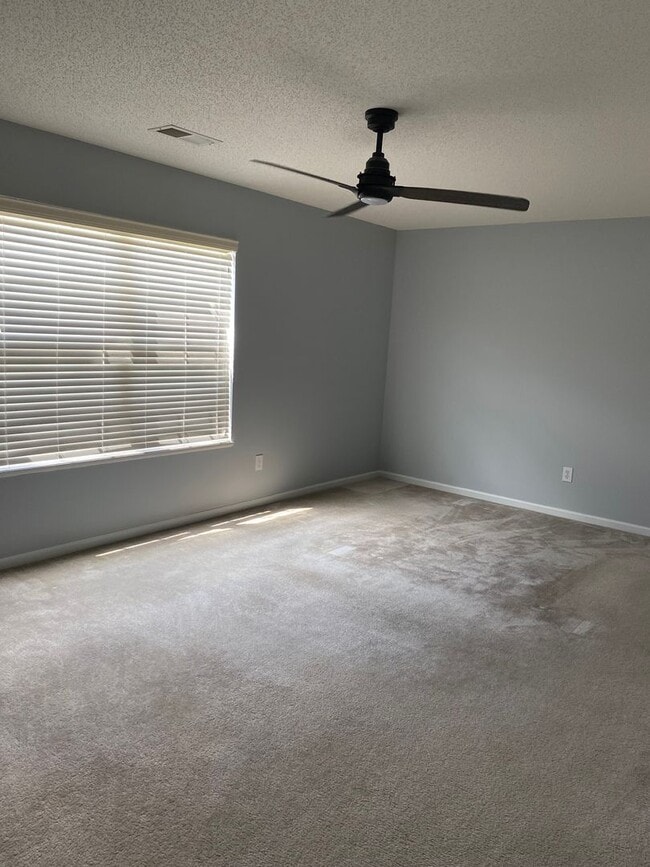 Building Photo - Beautiful 4 Bedroom