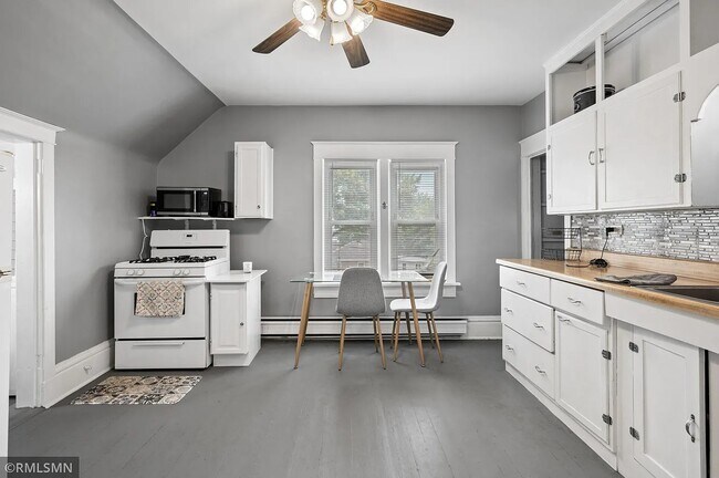 Foto del edificio - 422 Lawson Ave W