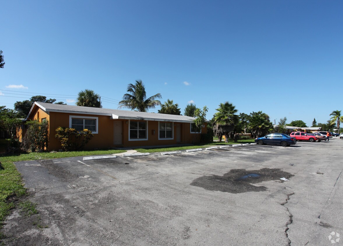 Primary Photo - 140-220 NW 40th St
