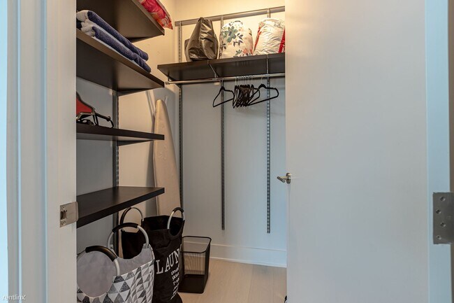 Foto del edificio - 2 br, 2 bath Condo - 1701 W Webster Ave