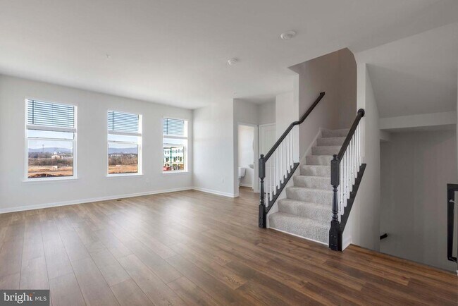 Building Photo - 462 Tiller St