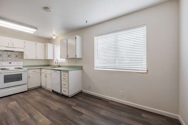 Building Photo - 2 bed 1.5 townhome with fenced yard