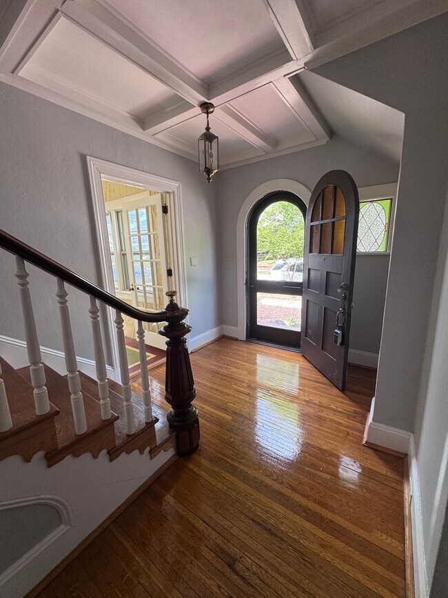 Foto del edificio - Cozy 4 Bed 2 Bath Home with sunroom