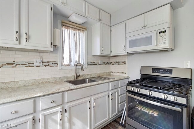 Building Photo - 2084 Wascana Ave