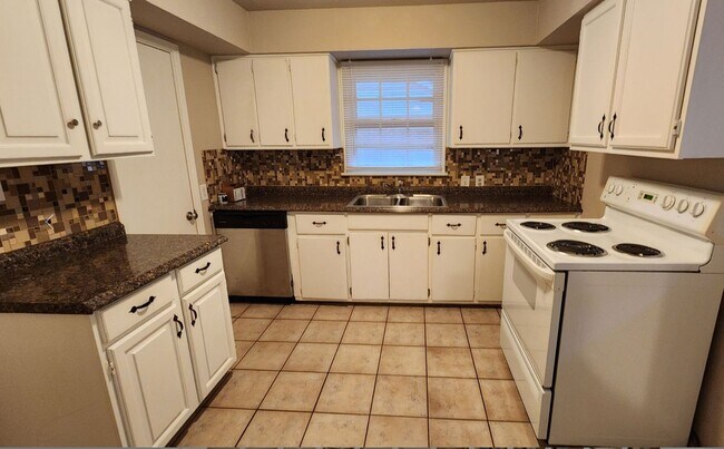 Foto del edificio - 3 bedroom 1 bath - The Village