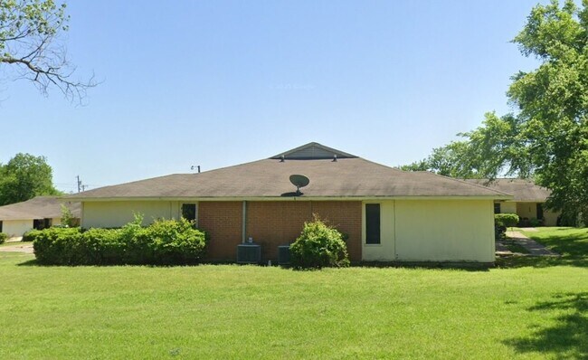 Building Photo - 920 E Sumpter St