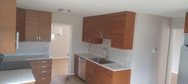 Building Photo - 9820 Inglemere Dr