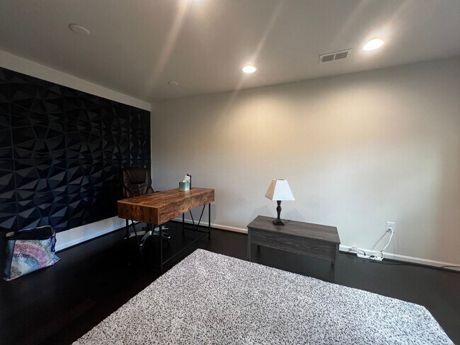 Foto del edificio - Charming 3 BR/2 Full BA & 2 Half BA Townho...