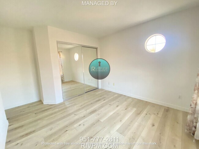 Foto del edificio - Step into luxury with this expansive 5 bed...