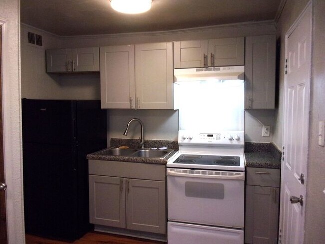 Foto del edificio - 2 Bedroom 1 Bath Townhome Minutes to Uptow...